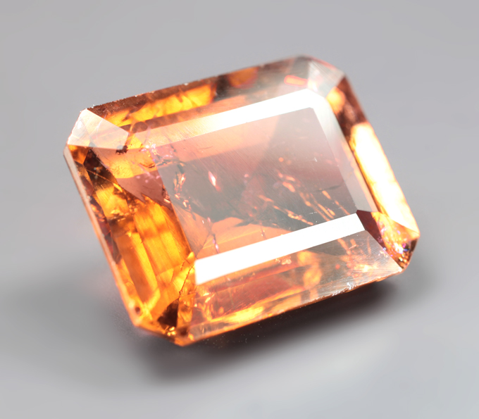 Крупный желтовато-оранжевый турмалин 12,17 карата