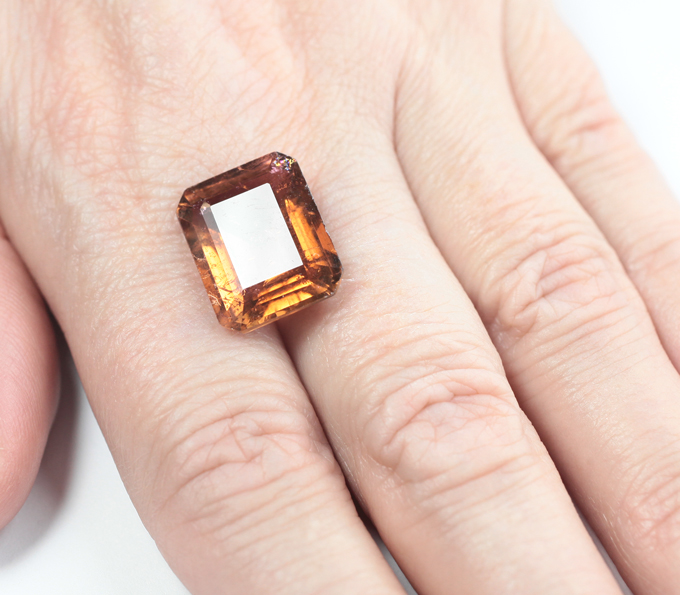 Крупный желтовато-оранжевый турмалин 12,17 карата