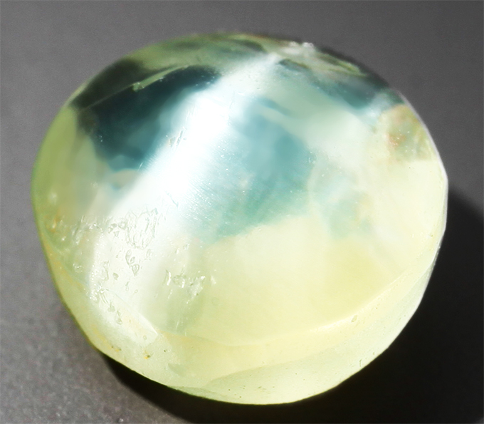 Яркий хризоберилл с эффектом кошачьего глаза 1,17 карата