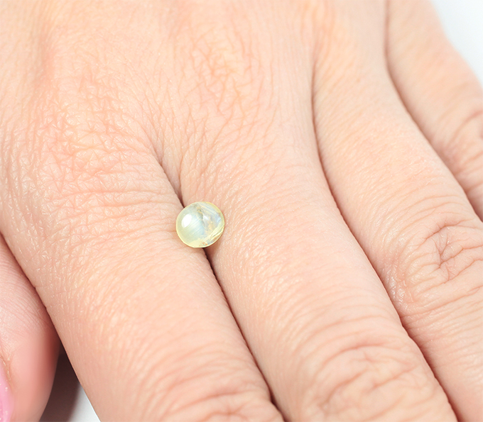 Яркий хризоберилл с эффектом кошачьего глаза 1,17 карата