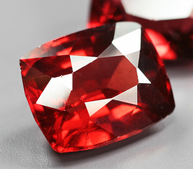 Крупная пара пиропов гранатов 7,54 карата