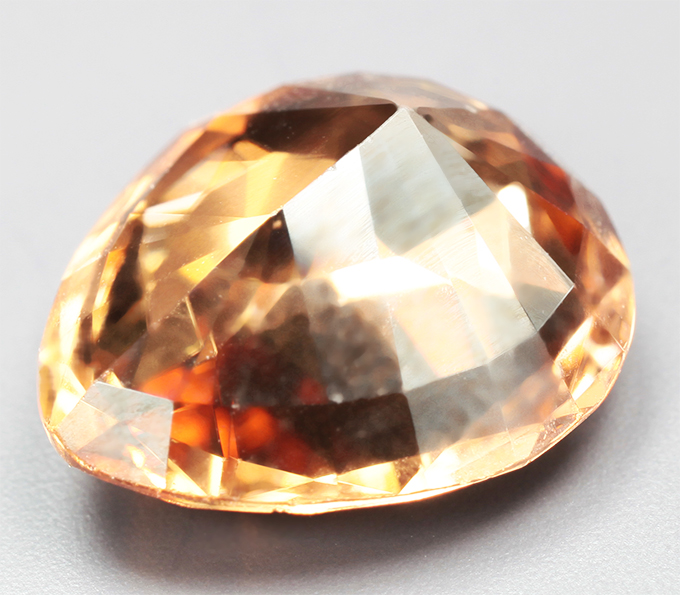 Чистейший крупный оранжевый циркон 5,09 карата