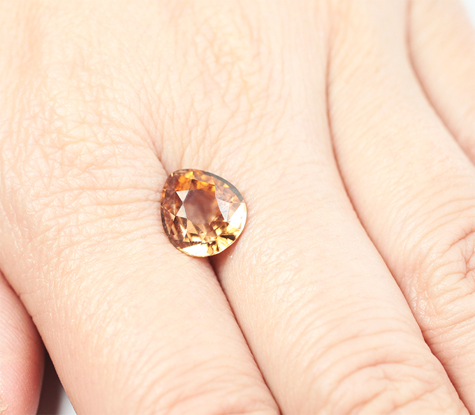 Чистейший крупный оранжевый циркон 5,09 карата