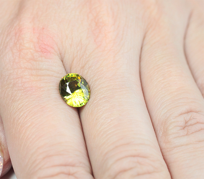 Высокая дисперсия! Зеленовато-желтый сфен высокой чистоты 3,04 карата