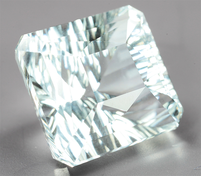 Чистейший крупный платиново-зеленый берилл 11,89 карата