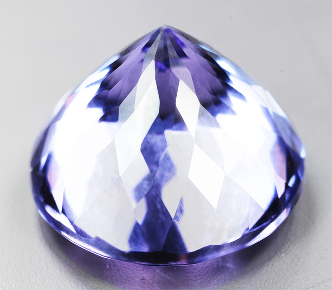 Чистейший крупный танзанит 8,63 карата