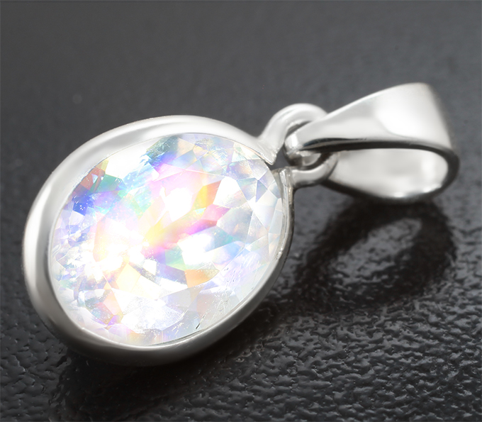 Кулон с крупным ограненным лунным камнем 3,98 карата