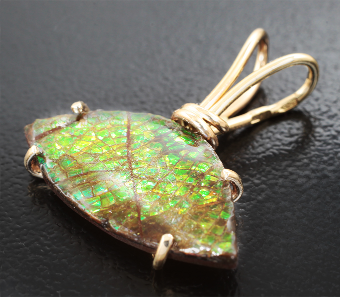 Кулон с аммолитом аммонита 3,52 карата