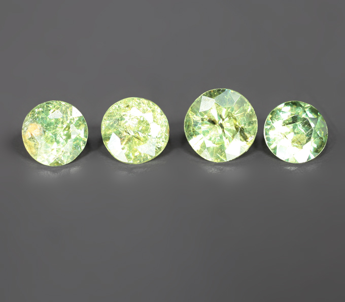Набор из 4 демантоидов 0,56 карата