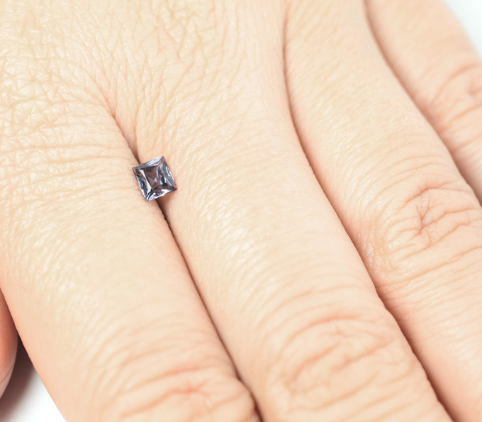 Редкий синий гранат с александритовым эффектом 0,44 карата