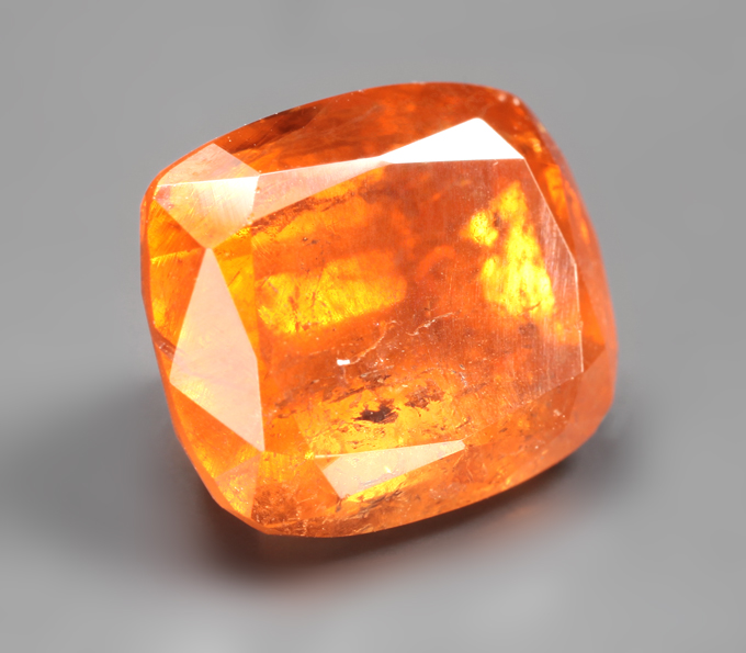 Редкий крупный клиногумит 5,25 карата