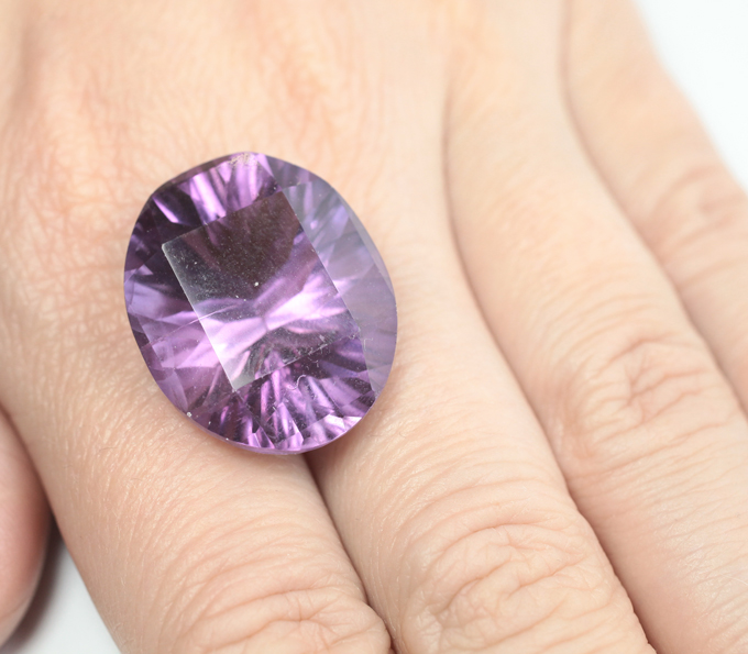 Крупный аметист лазерной огранки 33,41 карата