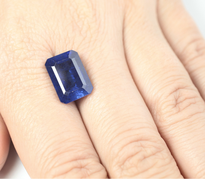 Крупный васильковый танзанит 10,97 карата