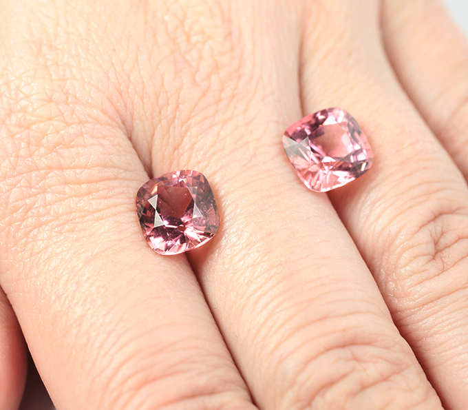 Open color grade! Пара розовато-пурпурных турмалинов высокой чистоты 7,08 карата