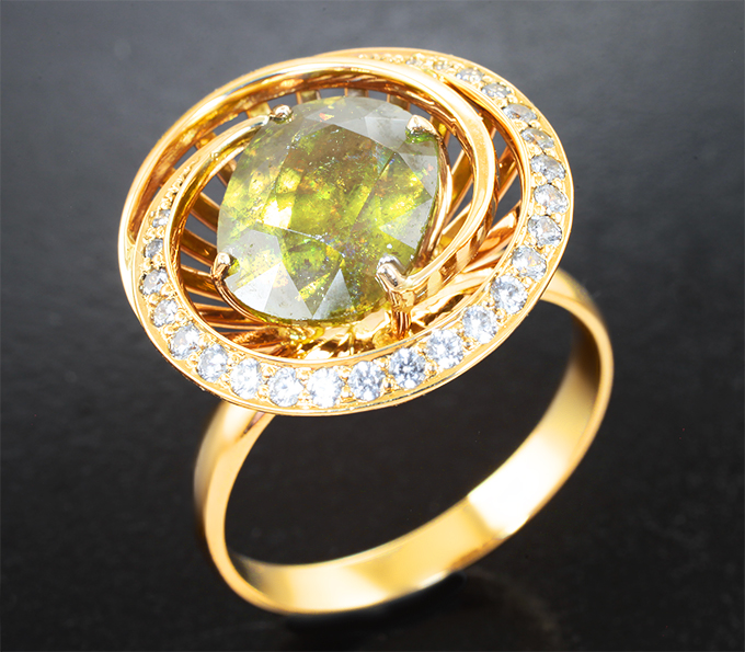 Комплект с желтыми сфенами 11,26 карата и бесцветными цирконами