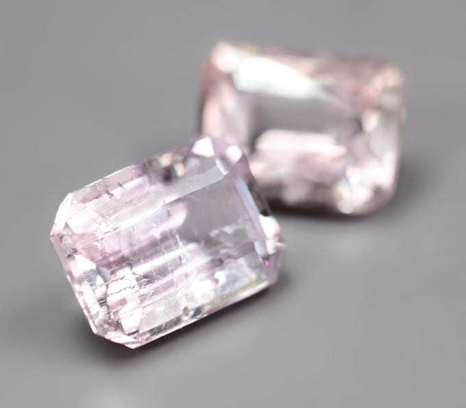 Редкая пара зултанитов 2,87 карата