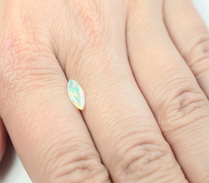 Ограненный эфиопский опал 0,46 карата