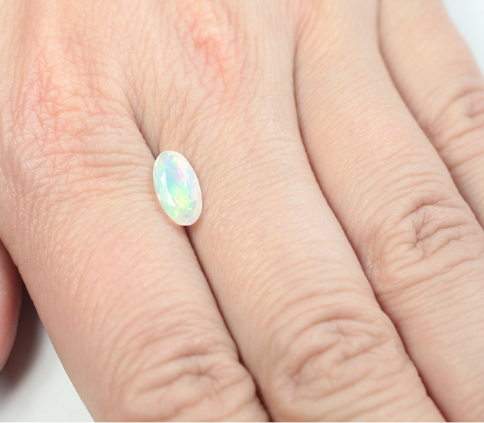 Ограненный эфиопский опал 0,9 карата