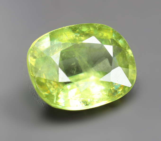 Желто-зеленый сфен 1,73 карата