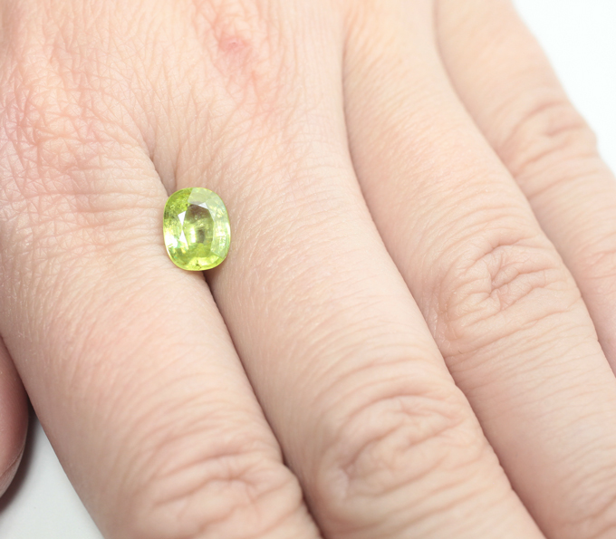 Желто-зеленый сфен 1,73 карата