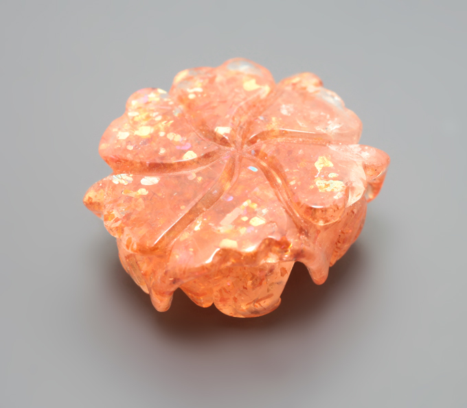 Крупный резной солнечный камень 15,98 карата