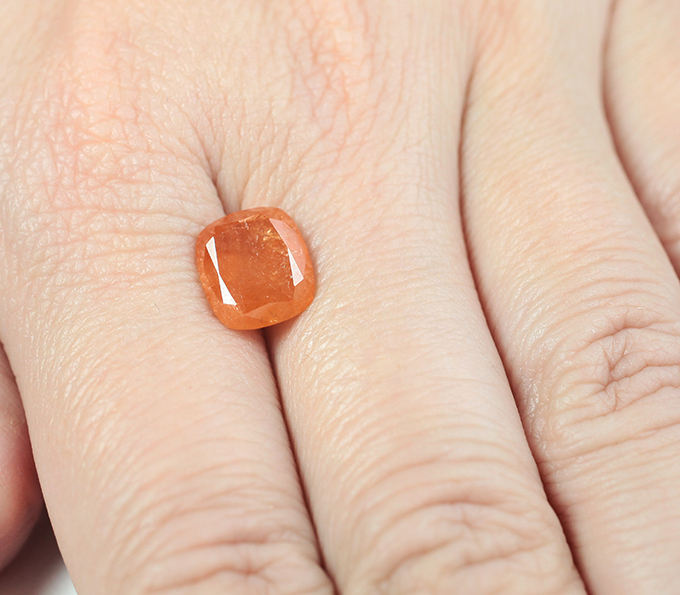 Редкий крупный клиногумит 5,15 карата