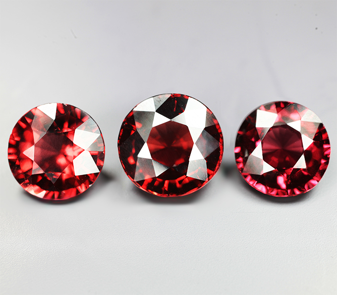 Крупный набор из 3 пиропов гранатов высокой чистоты 10,88 карата