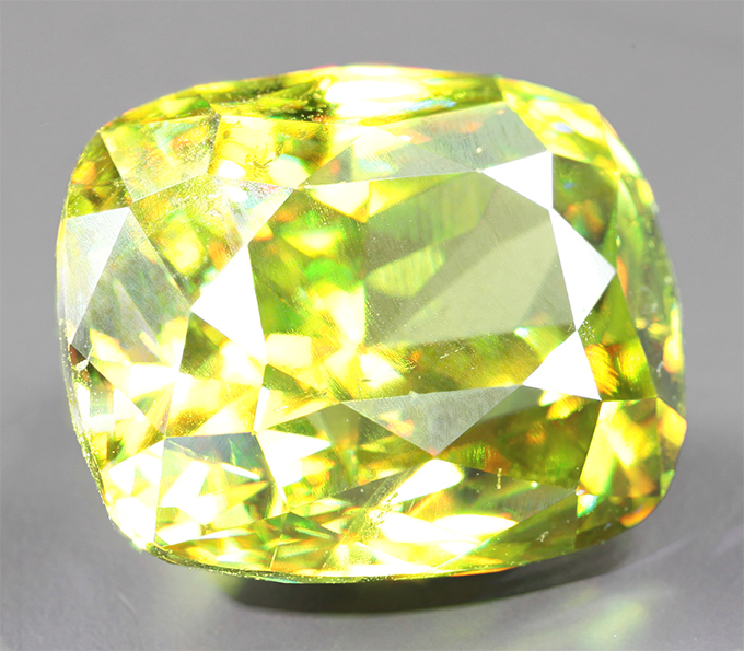 Крупный зеленовато-желтый сфен 5,26 карата