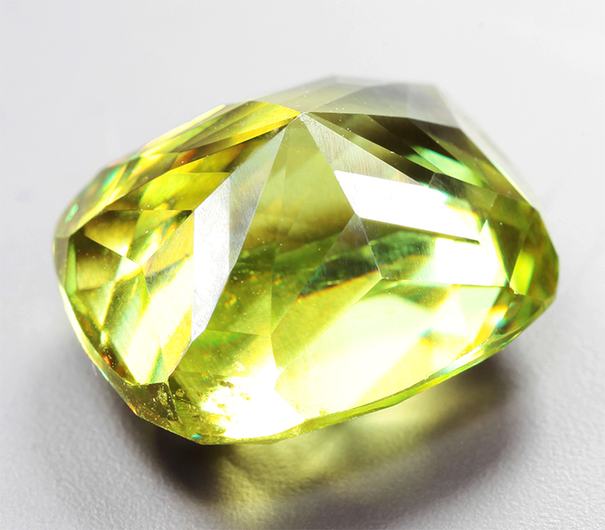 Крупный зеленовато-желтый сфен 5,26 карата