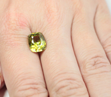 Крупный зеленовато-желтый сфен 5,26 карата