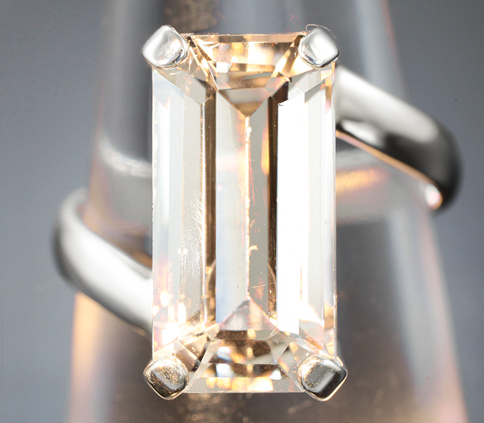 Кольцо cо скаполитом высокой чистоты со сменой цвета 4,94 карата