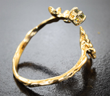 Комплект с уральскими топазолитами 0,86 карата и розовыми сапфирами Золото