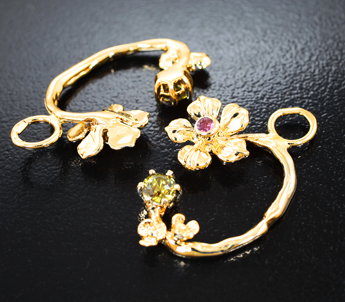 Комплект с уральскими топазолитами 0,86 карата и розовыми сапфирами