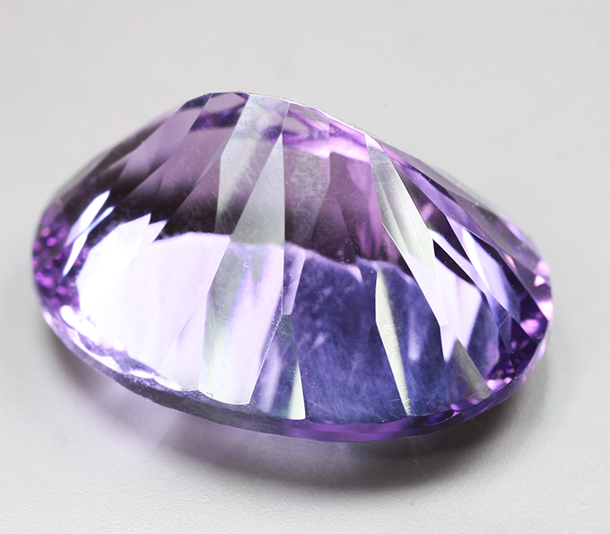 Крупный аметист лазерной огранки 21,61 карата