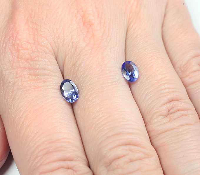 Пара ярких насыщенных танзанитов 1,57 карата