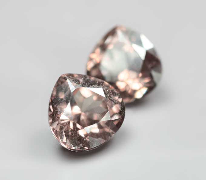 Пара гранатов со сменой цвета 2,44 карата