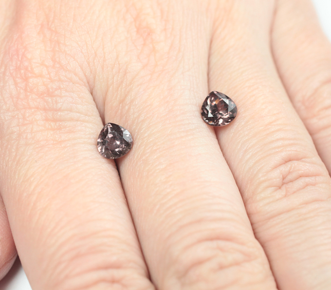 Пара гранатов со сменой цвета 2,44 карата