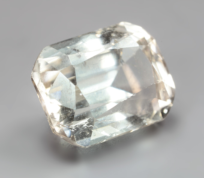 Крупный желтовато-оранжевый турмалин 6,21 карата