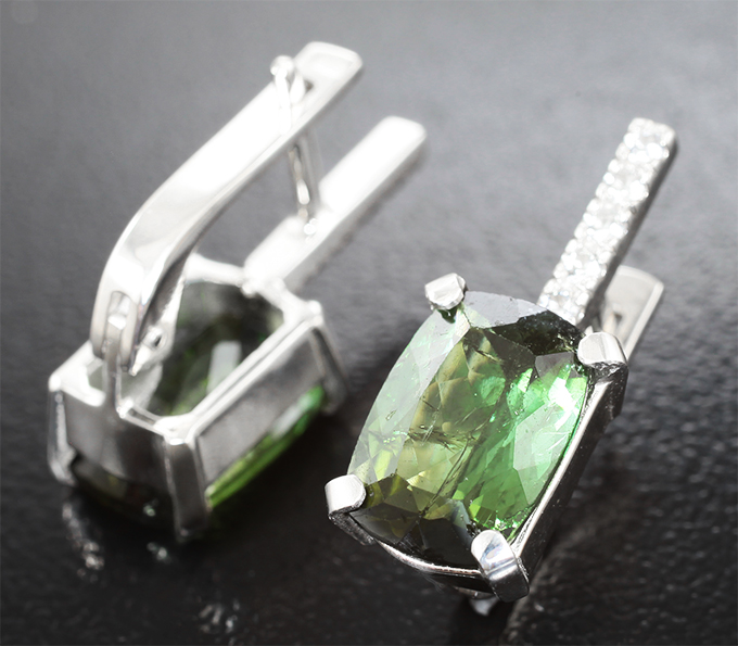 Серьги с зелеными апатитами 5,81 карата и лейкосапфирами
