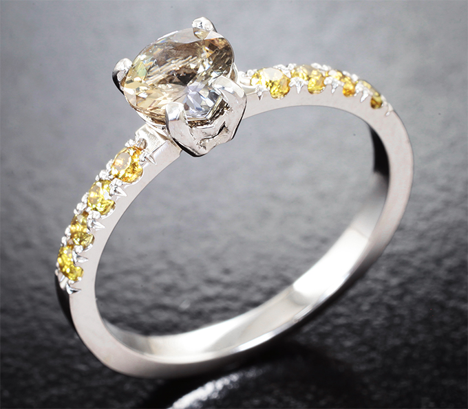 Золото Кольцо с полихромным цоизитом 0,65 карата и желтыми сапфирами