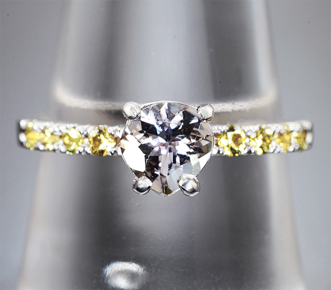 Кольцо с полихромным цоизитом 0,65 карата и желтыми сапфирами