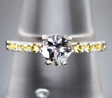 Кольцо с полихромным цоизитом 0,65 карата и желтыми сапфирами Золото