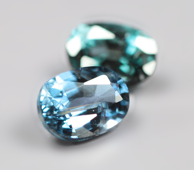 Пара насыщенных шпинелей 0,71 карата