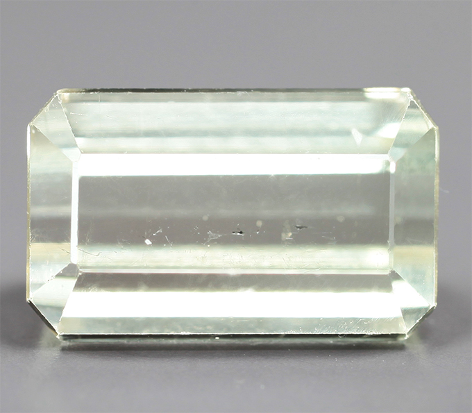 Крупный зеленовато-желтый турмалин 6,69 карата