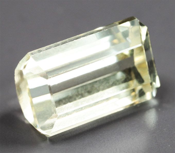Крупный зеленовато-желтый турмалин 6,69 карата