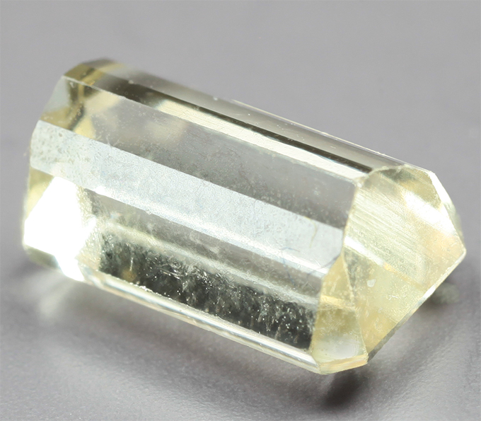 Крупный зеленовато-желтый турмалин 6,69 карата