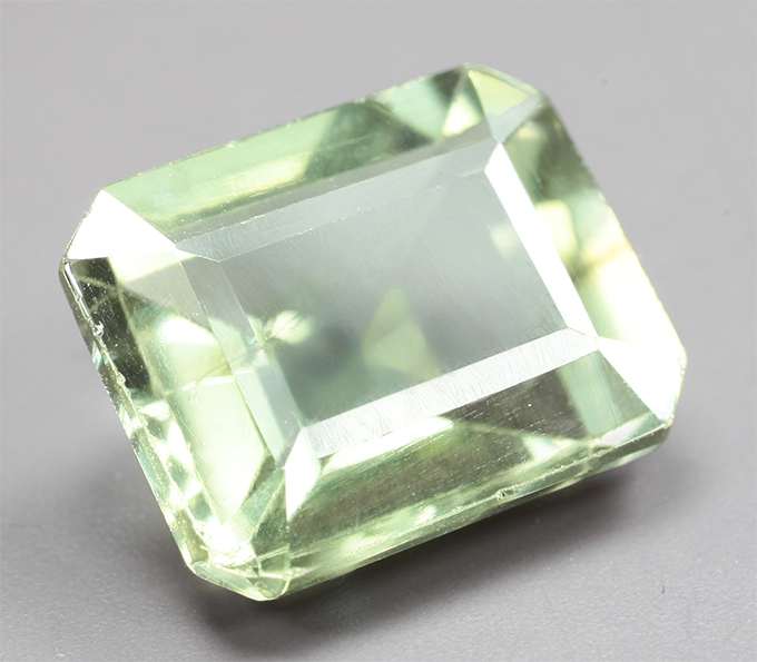 Желтовато-зеленый турмалин 4,68 карата