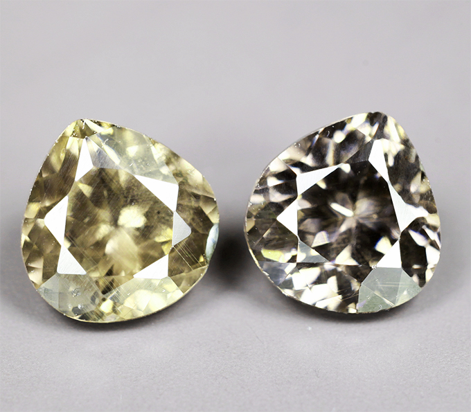 Редкая пара гранатов с ярко-выраженным александритовым эффектом 2,21 карата