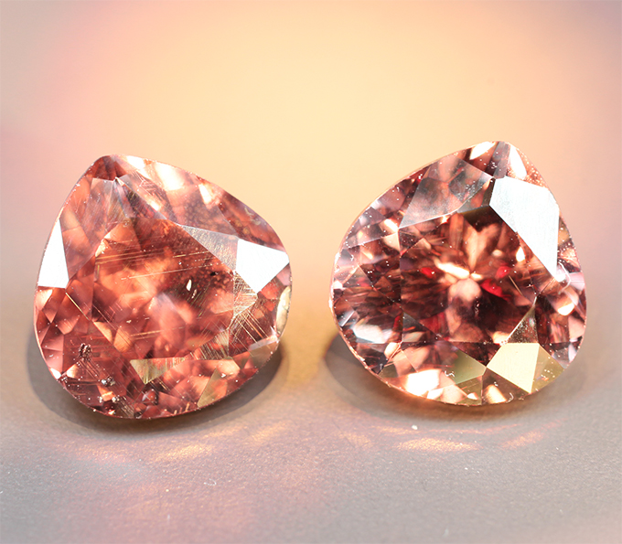 Редкая пара гранатов с ярко-выраженным александритовым эффектом 2,21 карата