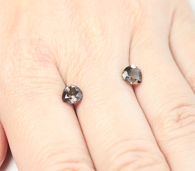 Редкая пара гранатов с ярко-выраженным александритовым эффектом 2,21 карата